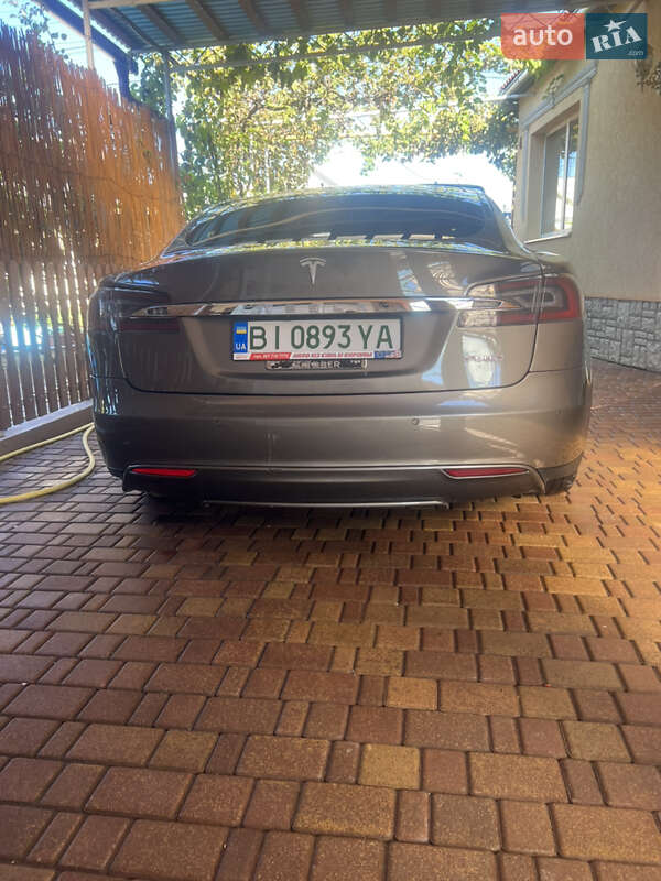 Ліфтбек Tesla Model S 2016 в Береговому