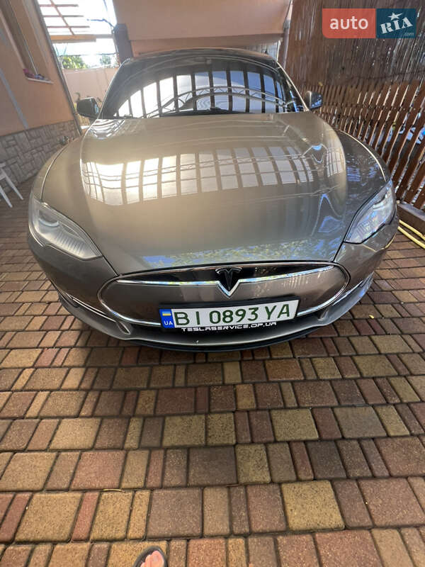Ліфтбек Tesla Model S 2016 в Береговому
