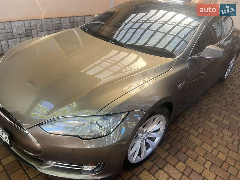 Ліфтбек Tesla Model S 2016 в Береговому