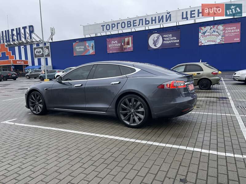 Лифтбек Tesla Model S 2017 в Львове