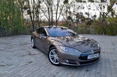 Лифтбек Tesla Model S 2015 в Виннице