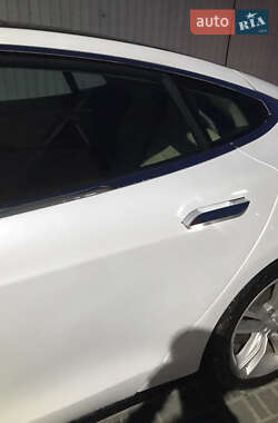 Лифтбек Tesla Model S 2015 в 