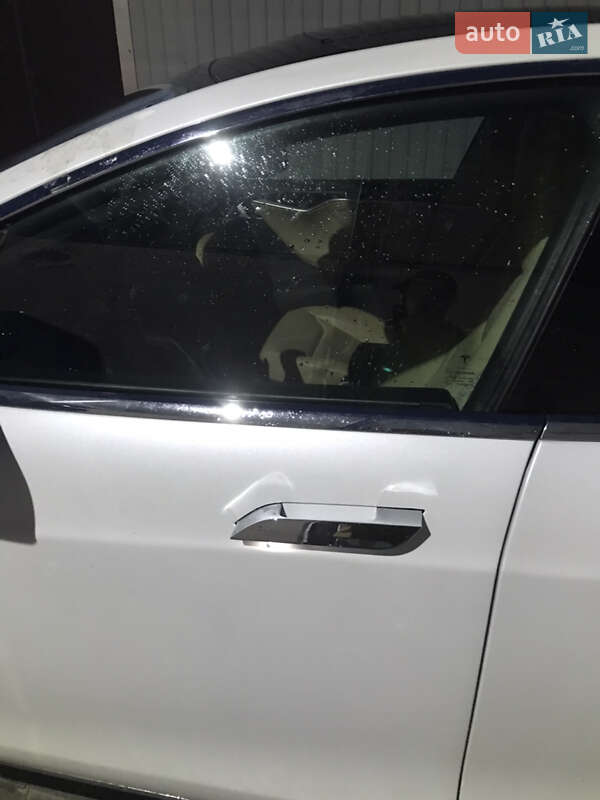 Лифтбек Tesla Model S 2015 в Киеве