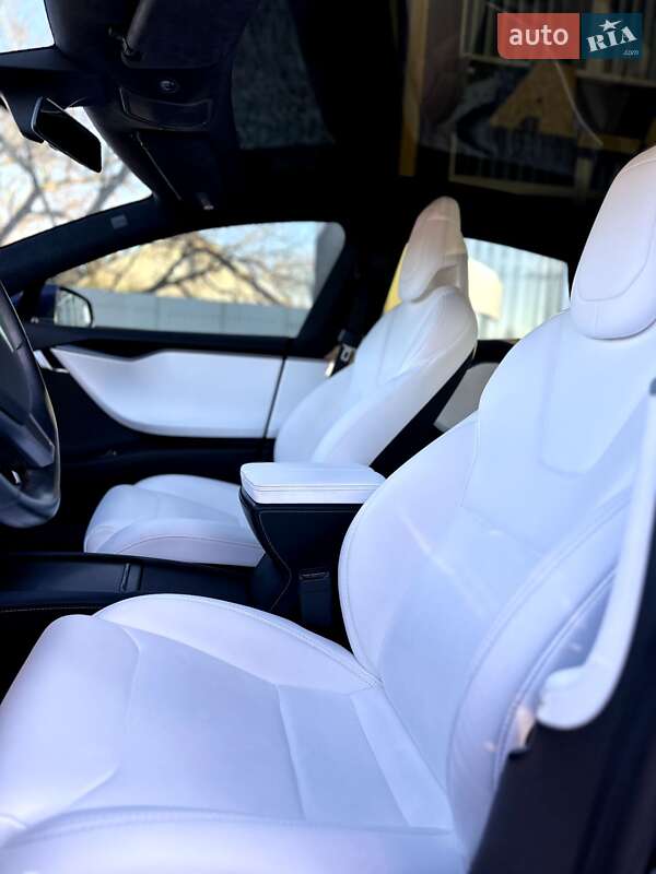 Лифтбек Tesla Model S 2018 в Черновцах