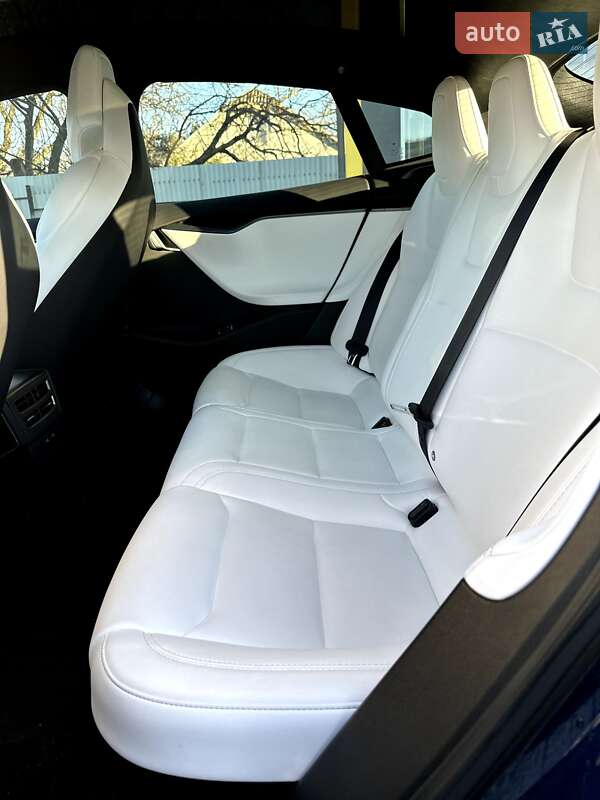 Лифтбек Tesla Model S 2018 в Черновцах