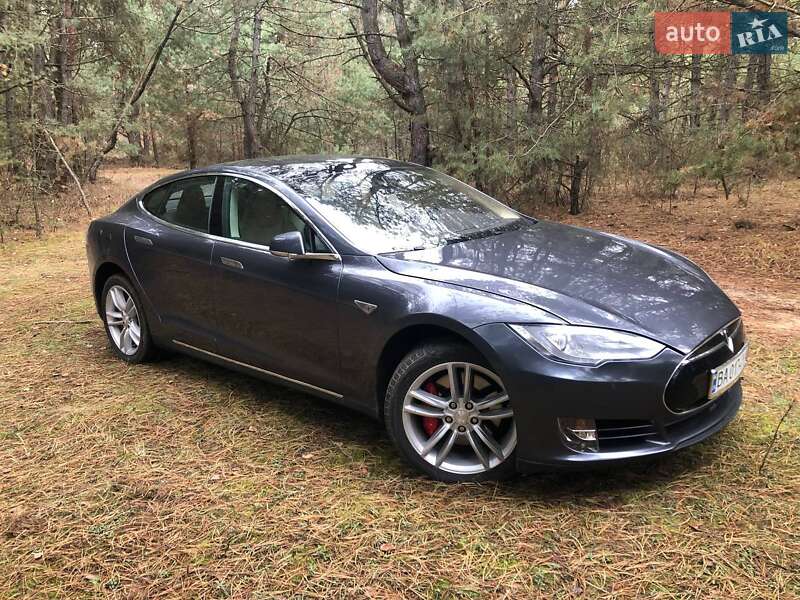 Лифтбек Tesla Model S 2014 в Умани