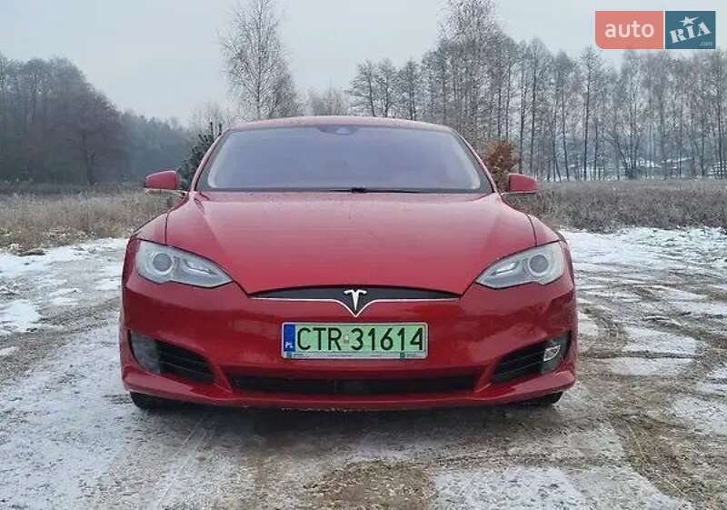 Лифтбек Tesla Model S 2015 в 