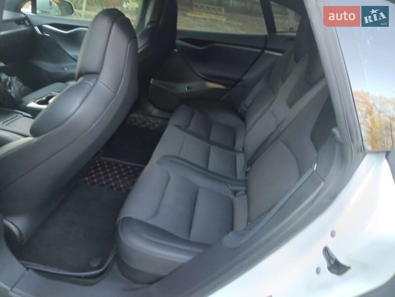 Лифтбек Tesla Model S 2018 в Киеве