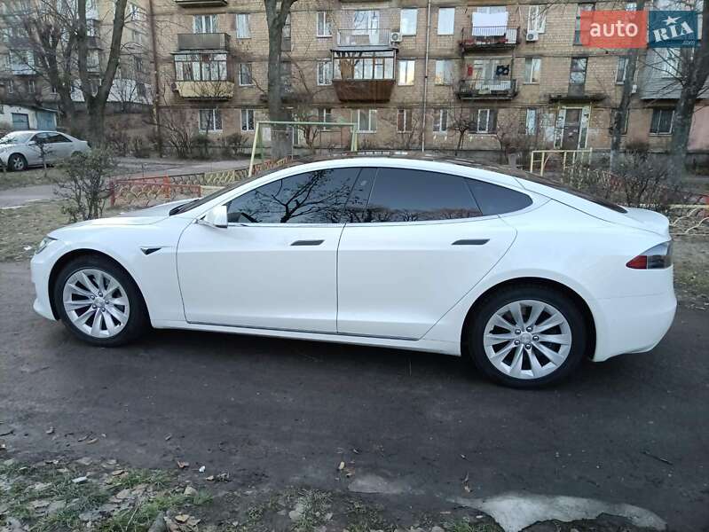 Лифтбек Tesla Model S 2018 в Киеве