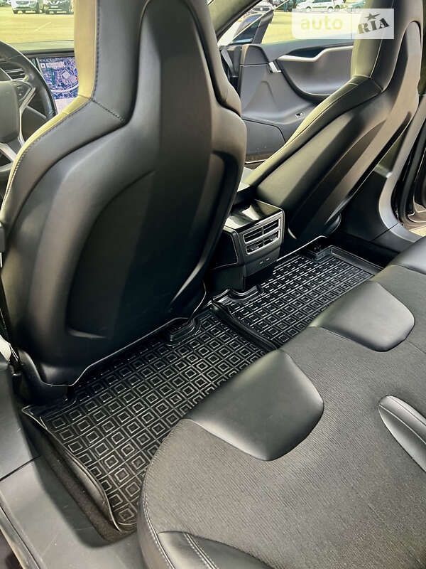 Лифтбек Tesla Model S 2016 в Житомире