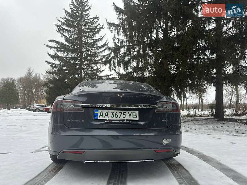 Лифтбек Tesla Model S 2015 в Киеве