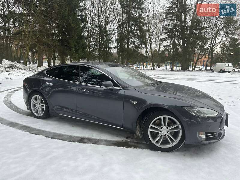 Лифтбек Tesla Model S 2015 в Киеве