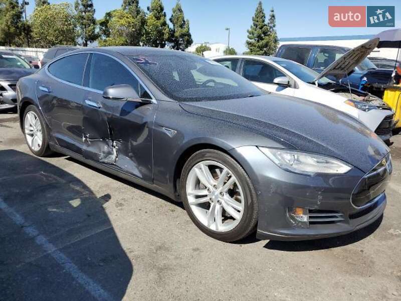 Лифтбек Tesla Model S 2015 в Киеве