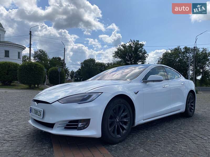 Лифтбек Tesla Model S 2018 в Киеве
