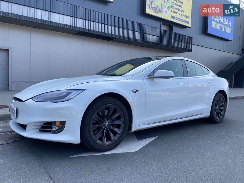 Лифтбек Tesla Model S 2018 в Киеве