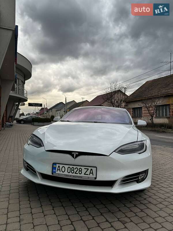Ліфтбек Tesla Model S 2017 в Хусті