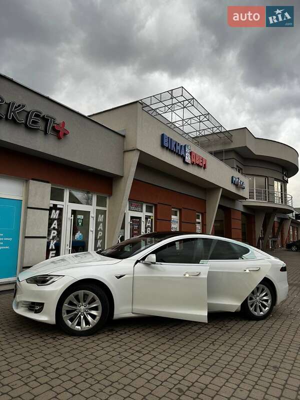 Ліфтбек Tesla Model S 2017 в Хусті