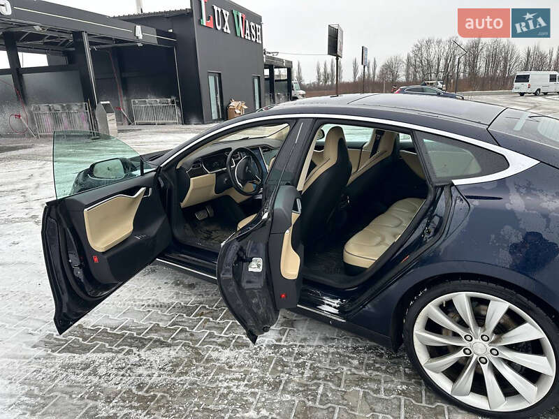 Ліфтбек Tesla Model S 2013 в Чернівцях