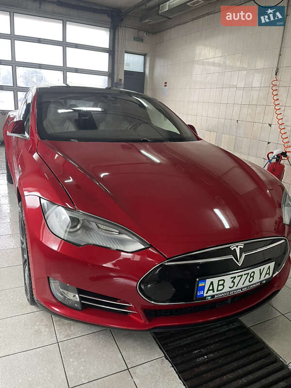 Лифтбек Tesla Model S 2015 в Виннице