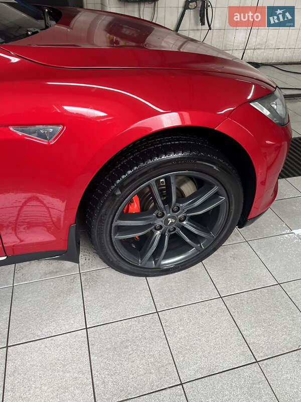 Лифтбек Tesla Model S 2015 в Виннице