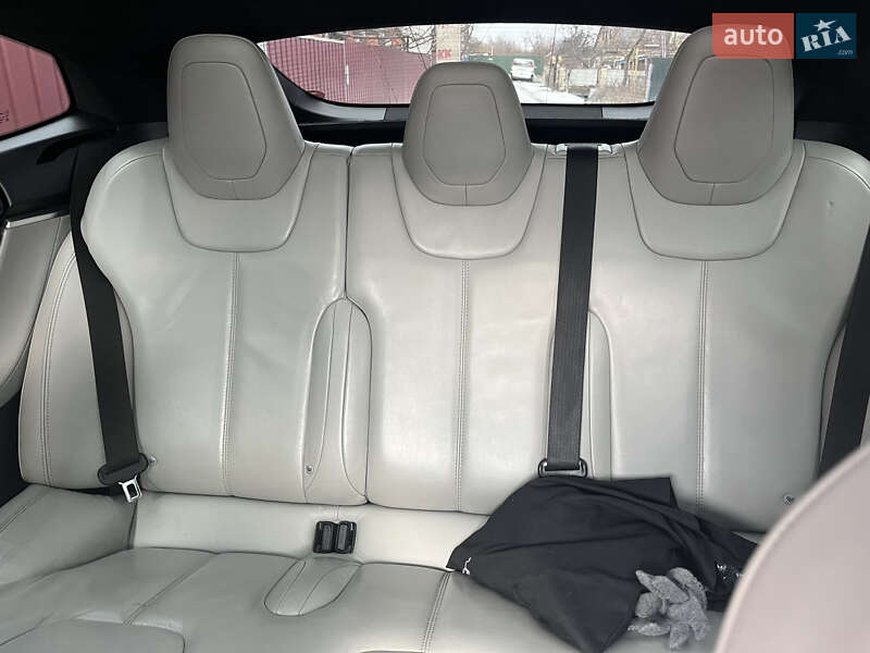 Лифтбек Tesla Model S 2015 в Виннице