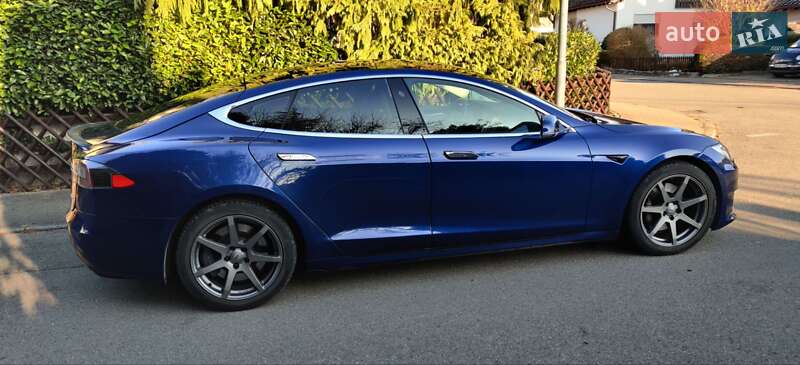 Лифтбек Tesla Model S 2017 в Вижнице