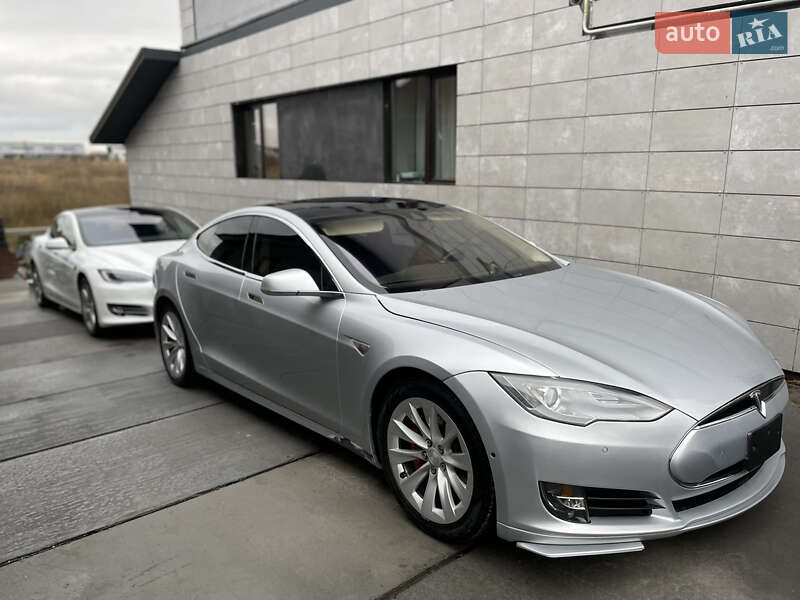 Лифтбек Tesla Model S 2015 в Луцке