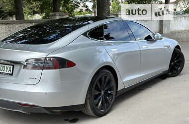 Лифтбек Tesla Model S 2015 в 