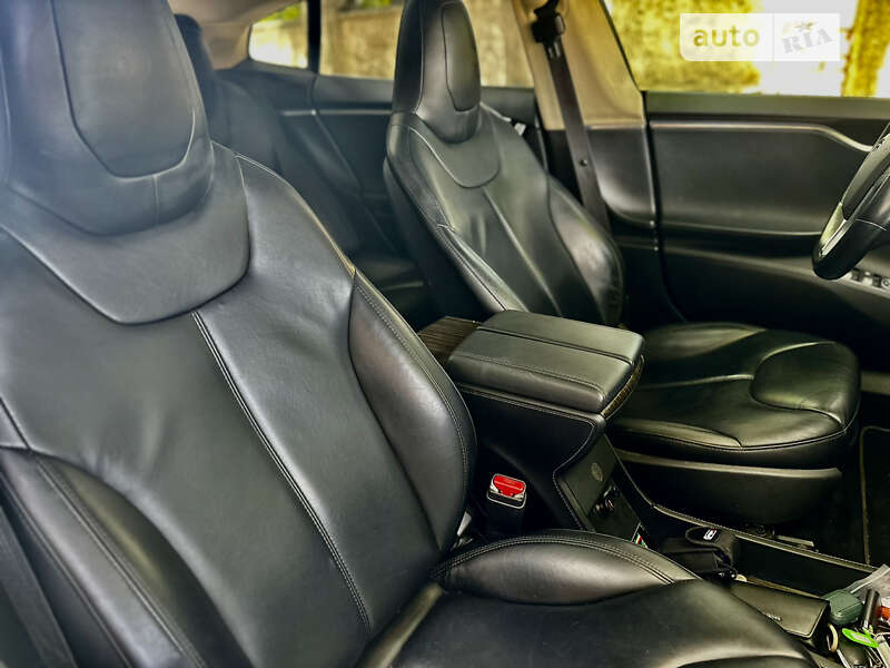 Лифтбек Tesla Model S 2015 в Каменец-Подольском