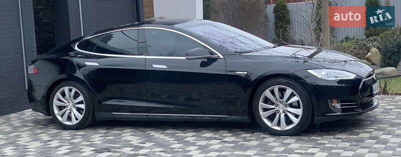 Лифтбек Tesla Model S 2015 в Киеве