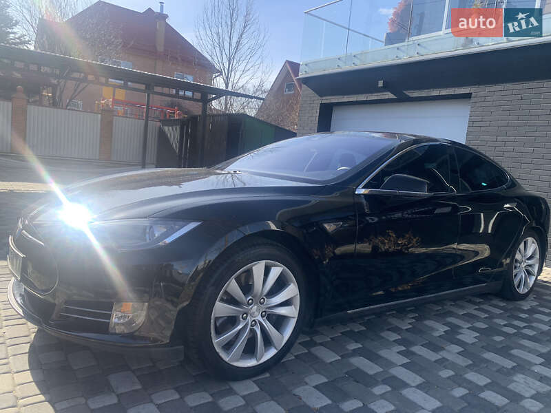 Лифтбек Tesla Model S 2015 в Киеве