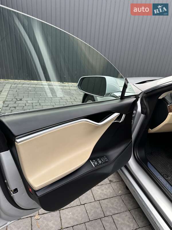 Ліфтбек Tesla Model S 2016 в Івано-Франківську
