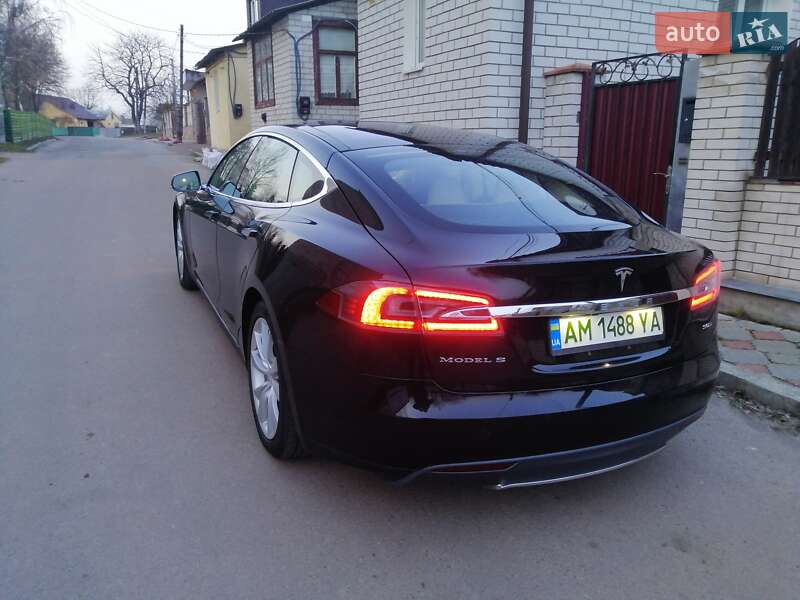 Лифтбек Tesla Model S 2015 в Житомире