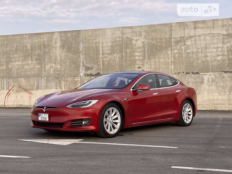 Лифтбек Tesla Model S 2017 в Львове