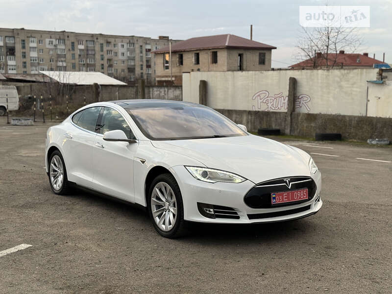 Ліфтбек Tesla Model S 2013 в Дубні