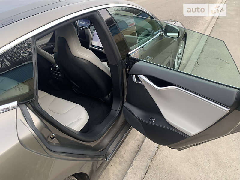 Лифтбек Tesla Model S 2016 в Киеве