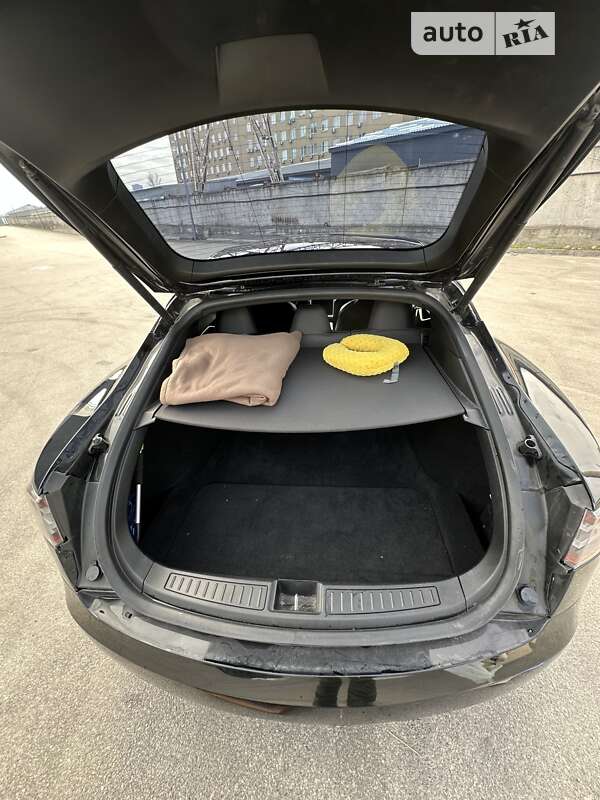 Лифтбек Tesla Model S 2017 в Киеве