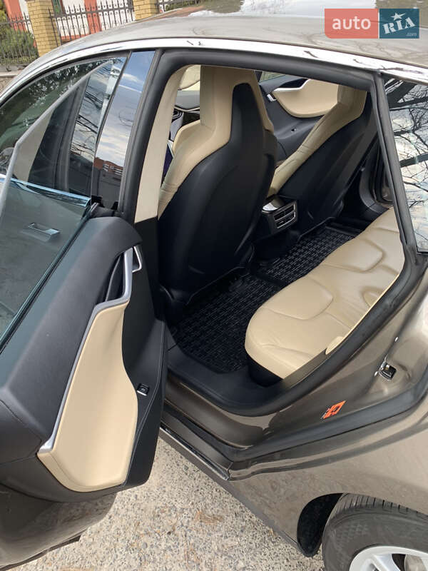 Лифтбек Tesla Model S 2015 в Полтаве
