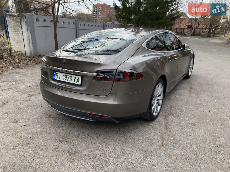 Лифтбек Tesla Model S 2015 в Полтаве