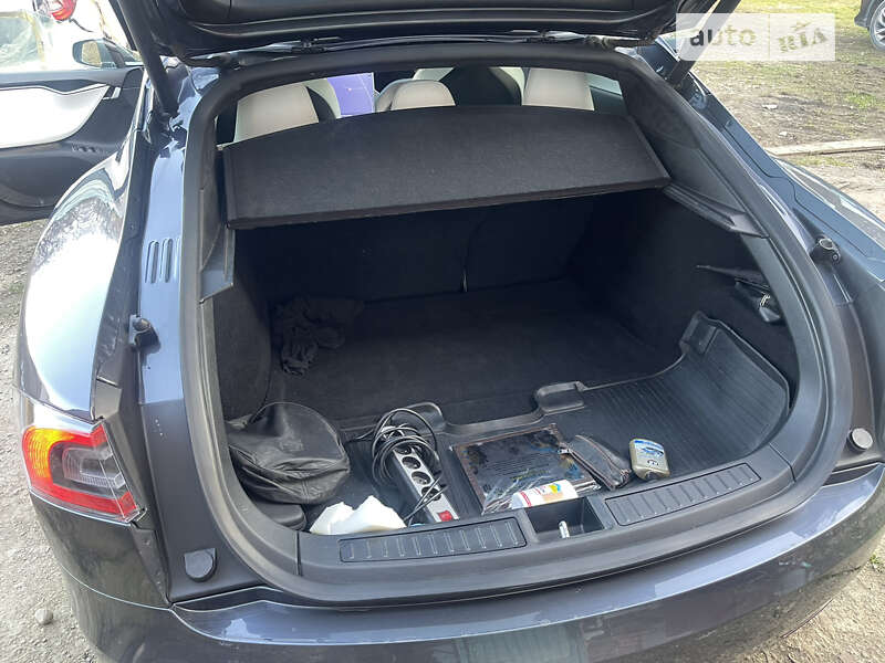 Ліфтбек Tesla Model S 2019 в Стрию