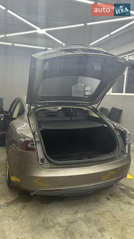 Лифтбек Tesla Model S 2015 в Ивано-Франковске