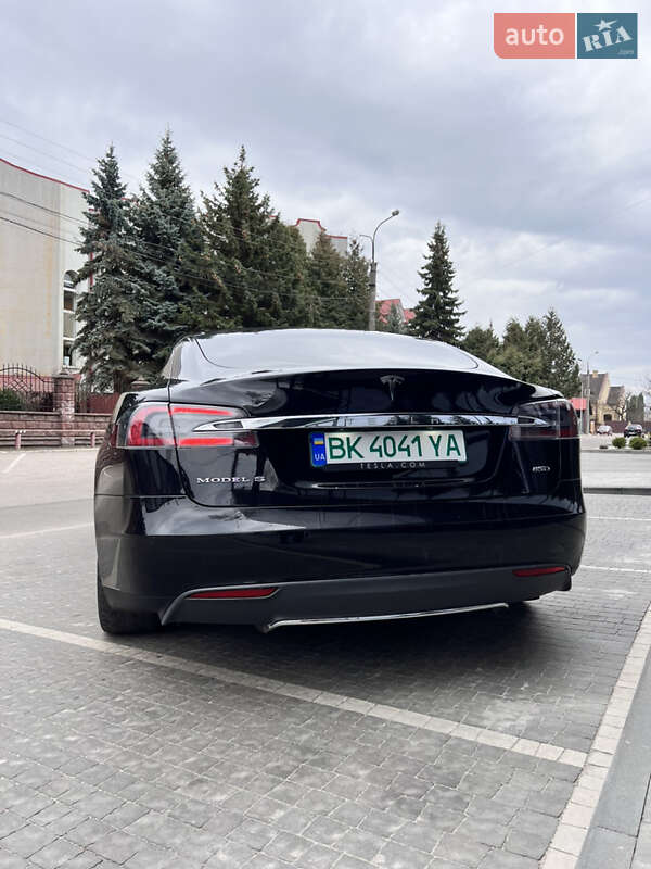 Лифтбек Tesla Model S 2015 в Ровно