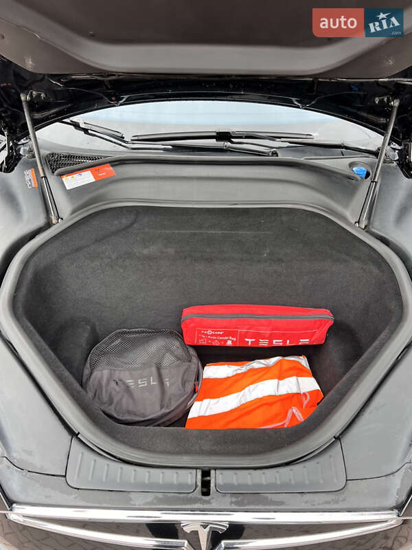 Лифтбек Tesla Model S 2015 в Ровно