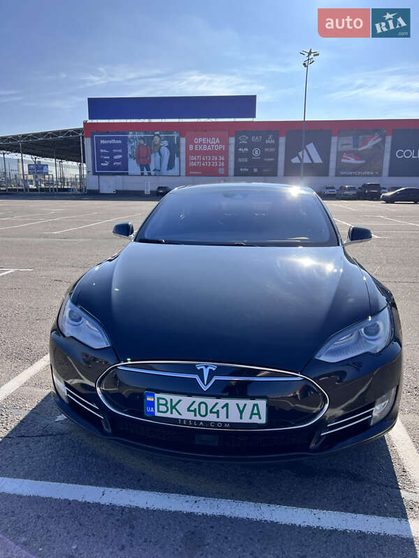 Лифтбек Tesla Model S 2015 в Ровно