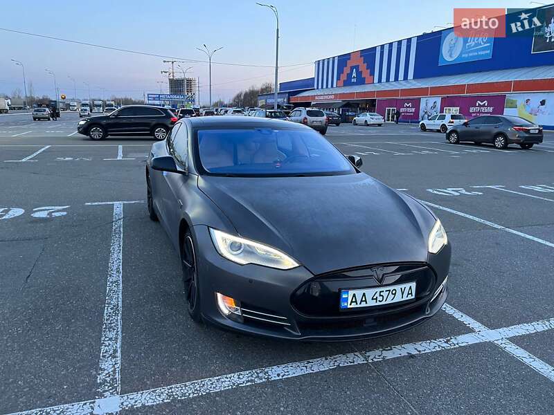 Лифтбек Tesla Model S 2015 в Киеве