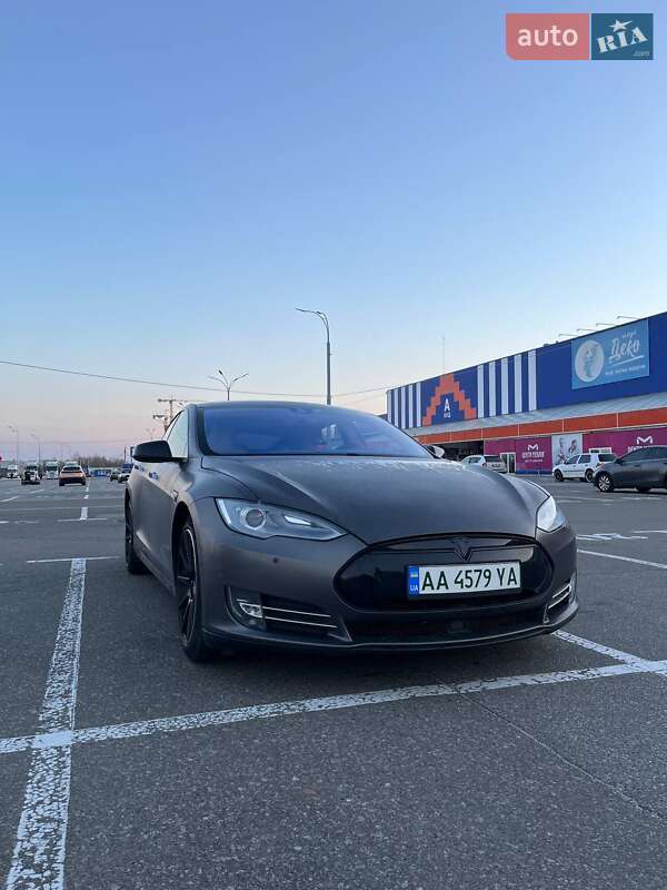 Лифтбек Tesla Model S 2015 в Киеве