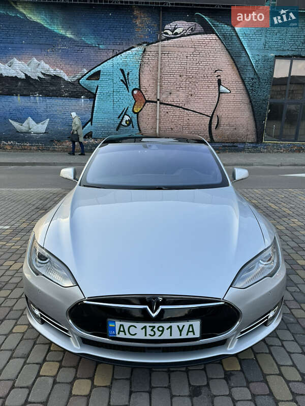 Лифтбек Tesla Model S 2015 в Луцке