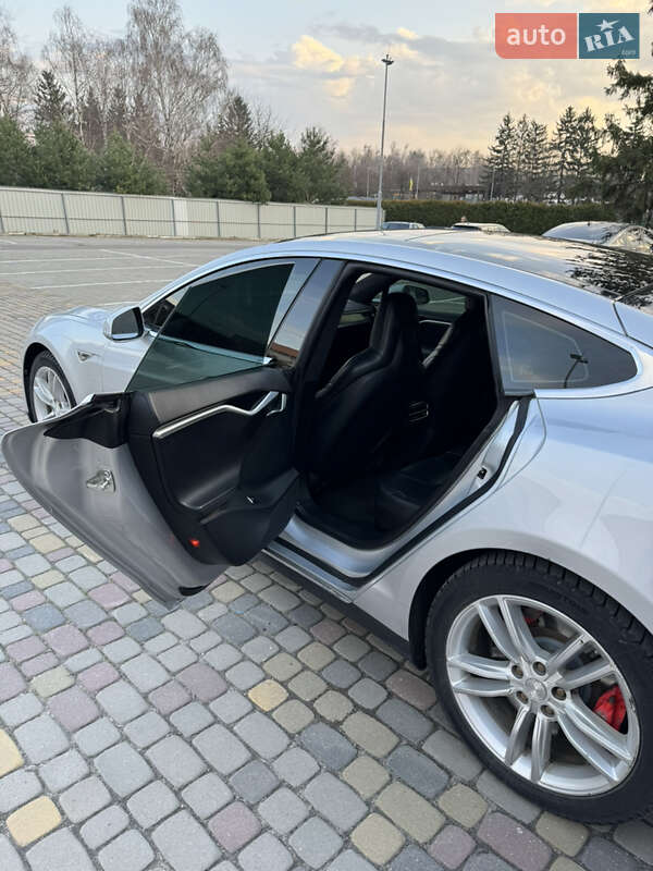 Лифтбек Tesla Model S 2015 в Луцке