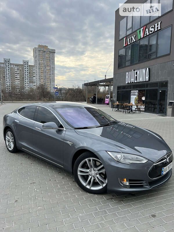 Лифтбек Tesla Model S 2014 в Киеве