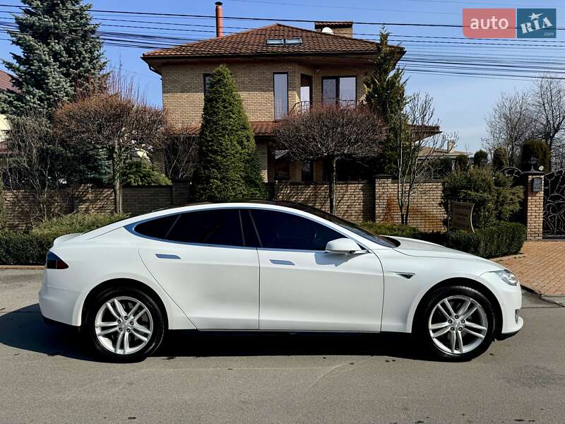 Tesla Model S 2015